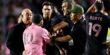 Hinchas invadieron la cancha tras el amistoso del Inter en Puerto Rico y taclearon a Messi