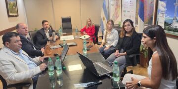 Acuerdan becas y nuevas ediciones del concurso “Alrededor de Iberoamérica” y del IDEADHON