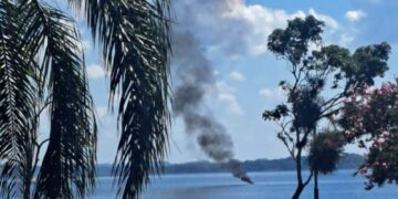 Arrojaron una caja en llamas al río y generaron una columna de humo frente a la Costanera de Posadas