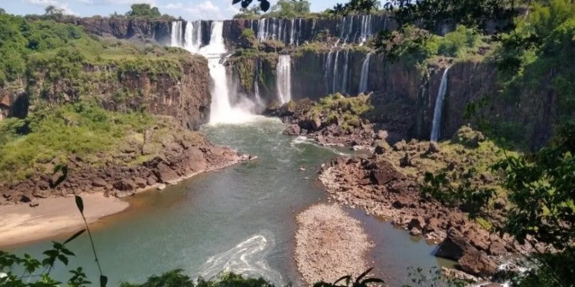 Cataratas: por la bajante del río Iguazú, suspendieron los paseos náuticos