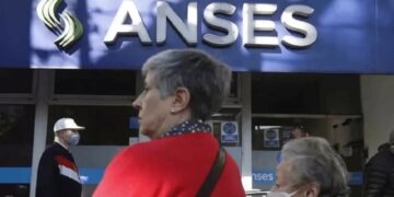 Jubilados y pensionados nacionales recibirán un bono extraordinario de $70.000 en abril