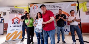 Passalacqua encabezó la entrega de títulos de propiedad a familias de Santa Ana