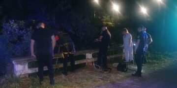 Complejo rescate en Garupá: policías extrajeron a un hombre de un barranco bajo el puente