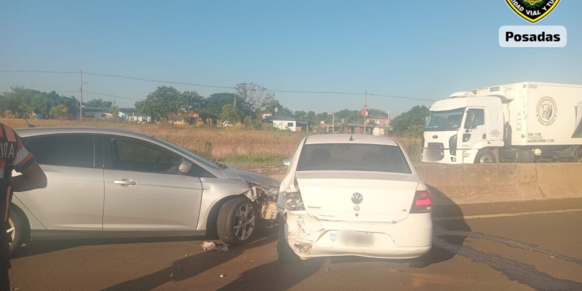 Colisión entre dos autos sin lesionados sobre el Acceso Sur en Garupá