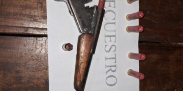 Amenazó a su pareja y su hijo con un arma, huyó disparando y terminó detenido en Pozo Azul