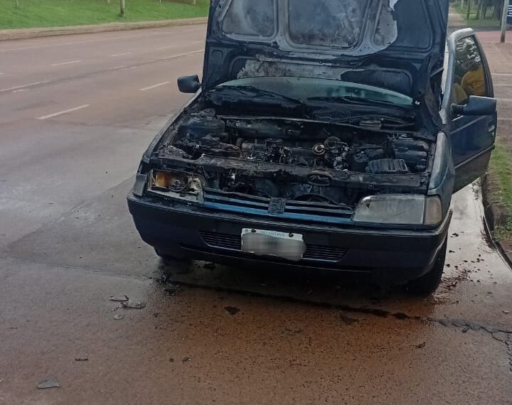 Bomberos sofocaron el incendio de un vehículo en la zona sur de Posadas