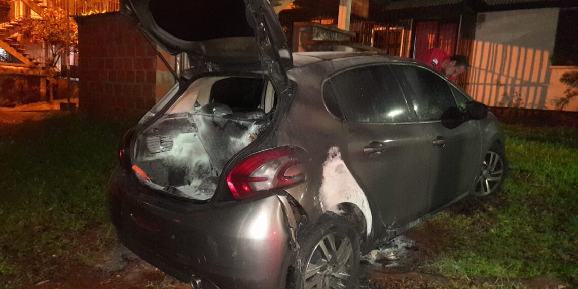 Arrojaron una botella con combustible y provocaron un incendio en dos autos en Posadas