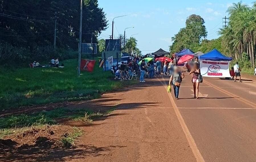 Docentes realizan corte parcial sobre la Ruta Nacional 12 en Eldorado