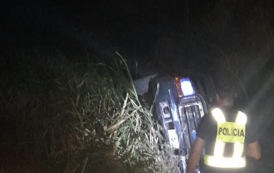Despiste y vuelco de una camioneta dejó dos jóvenes con lesiones en Dos de Mayo