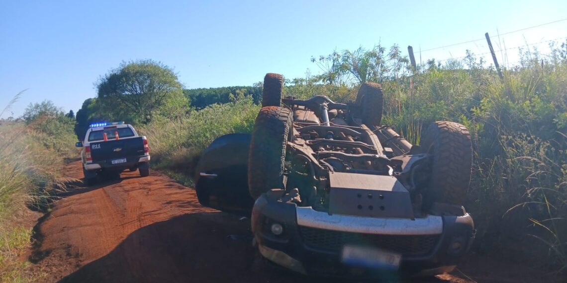 Despistó y volcó con su camioneta en una zona rural de San José y salió ilesa