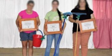 Homenajearon a las mujeres en su día y les regalaron elementos de limpieza: ahora el intendente dice que fue “un juego”
