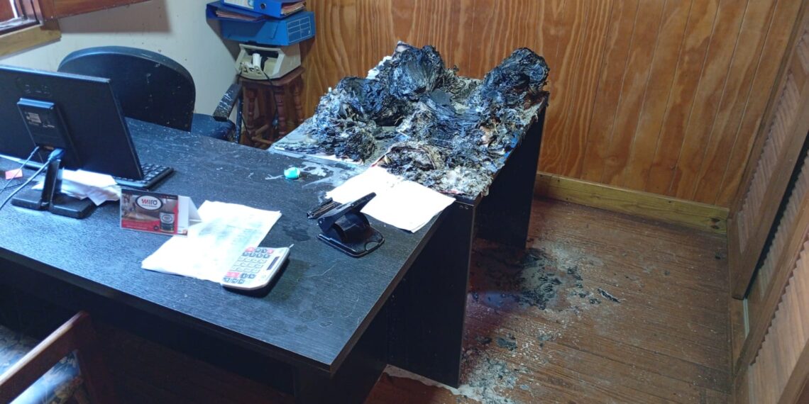 Habría provocado un principio de incendio en la oficina de su tía y terminó detenido