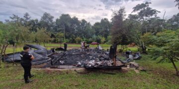 Una vivienda quedó completamente destruida por un incendio en Montecarlo