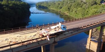 Choque de camiones en el puente Piray Guazú dejó tres lesionados y el tránsito interrumpido