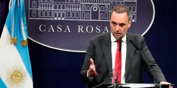 Avanzan en la investigación sobre inmuebles y viajes de Adorni
