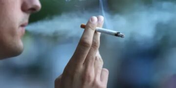 Reino Unido prohíbe fumar a las personas nacidas después de 2008