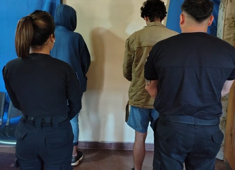 Atraparon a una mujer y su cómplice: robaban escalando muros y abriendo techos en Posadas