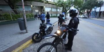 Alarma en colegios posadeños: despliegan operativos policiales por graffitis amenazantes