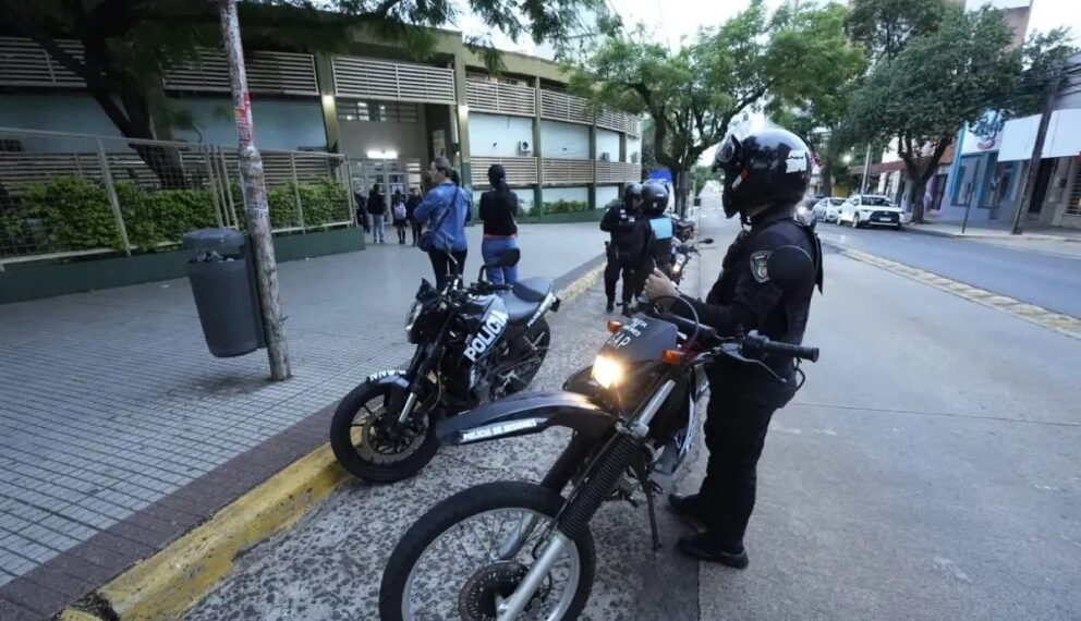 Alarma en colegios posadeños: despliegan operativos policiales por graffitis amenazantes
