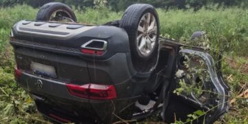 Contrabandistas volcaron con un auto robado y escaparon en El Alcázar