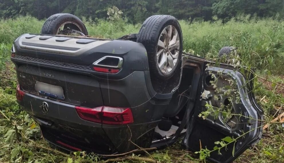 Contrabandistas volcaron con un auto robado y escaparon en El Alcázar