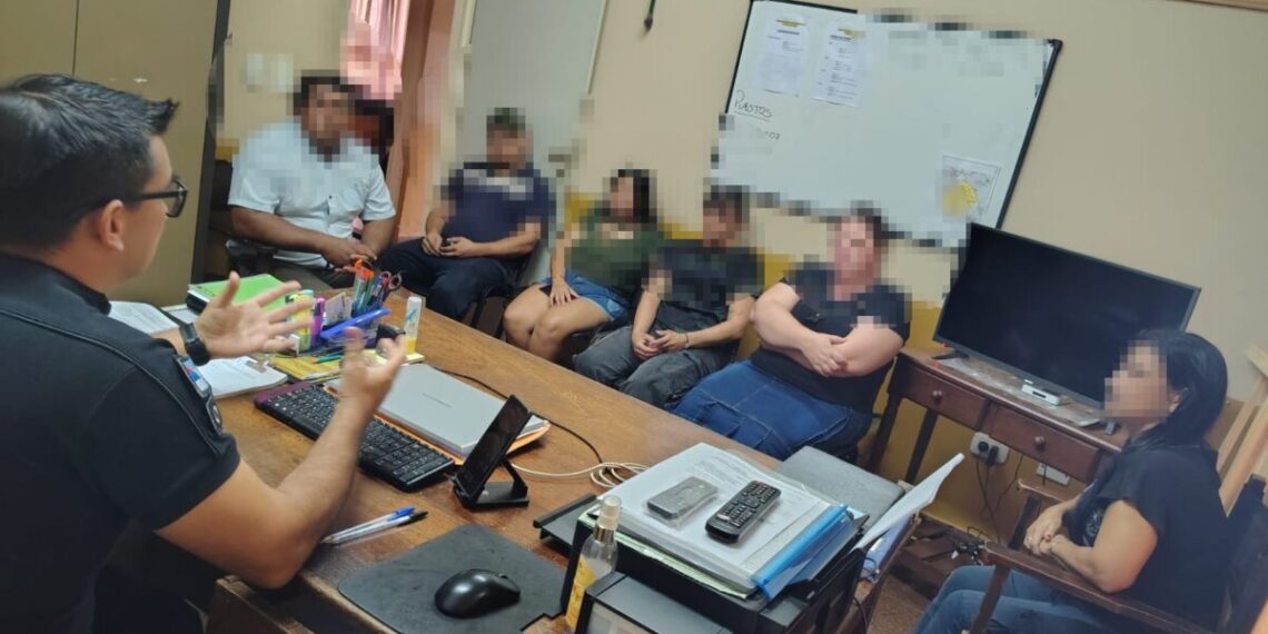 Faltaron a la escuela para quedarse tomando vino: la Policía los encontró y los llevó con sus padres