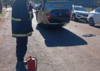 Por agarrar el mate, perdió el control y volcó su auto en Posadas