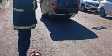 Por agarrar el mate, perdió el control y volcó su auto en Posadas
