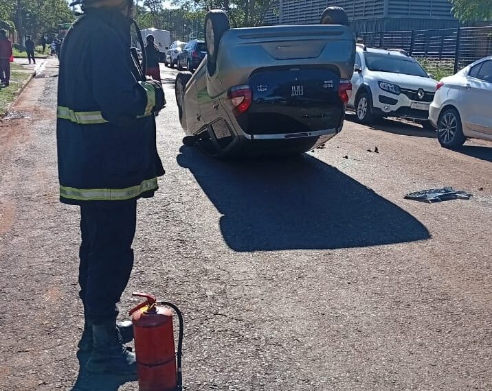 Por agarrar el mate, perdió el control y volcó su auto en Posadas