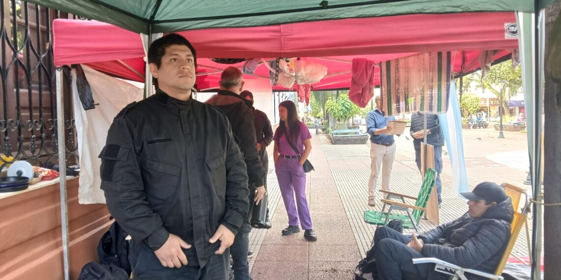 Ex policías continúan con el acampe frente a Casa de Gobierno: reclaman ser restituidos