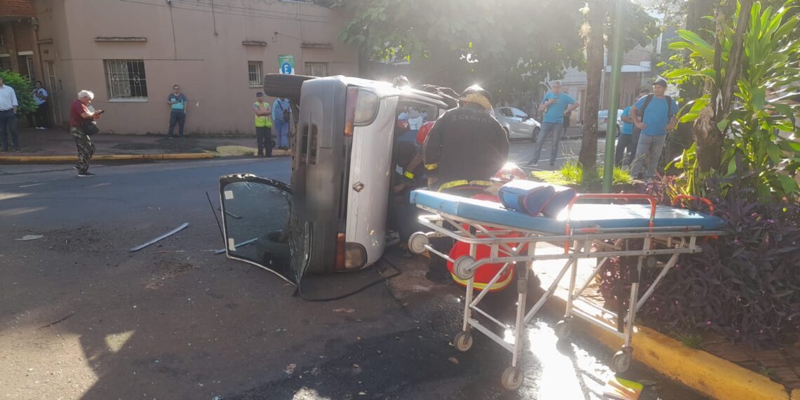 Siniestro vial en Posadas: choque y vuelco dejó cuatro personas lesionadas