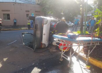 Siniestro vial en Posadas: choque y vuelco dejó cuatro personas lesionadas