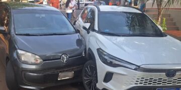 Posadas: impactó contra una camioneta estacionada y provocó daños materiales