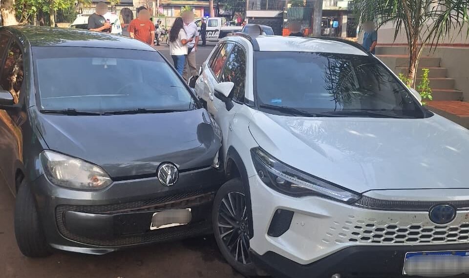Posadas: impactó contra una camioneta estacionada y provocó daños materiales