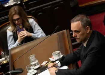 Adorni se cruzó con la oposición en el Congreso y aseguró que no va a renunciar
