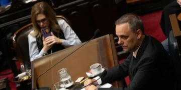 Adorni se cruzó con la oposición en el Congreso y aseguró que no va a renunciar