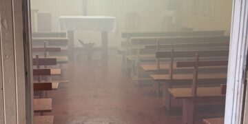 Casi se incendia completamente una capilla por una vela encendida como promesa en Oberá