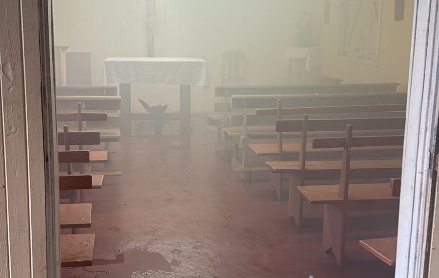 Casi se incendia completamente una capilla por una vela encendida como promesa en Oberá