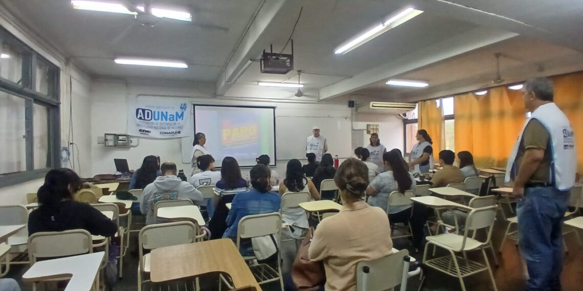 Docentes universitarios realizan “paro activo” para reclamar por la ley de financiamiento