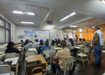 Docentes universitarios realizan “paro activo” para reclamar por la ley de financiamiento