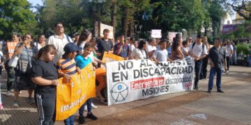 Marchan en Posadas para reclamar recursos para la asistencia de discapacitados