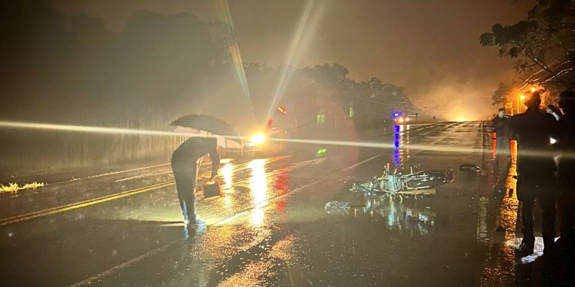 Terminó inconsciente tras despistar en moto: viajaba con su hija, que también resultó herida