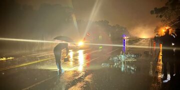 Terminó inconsciente tras despistar en moto: viajaba con su hija, que también resultó herida
