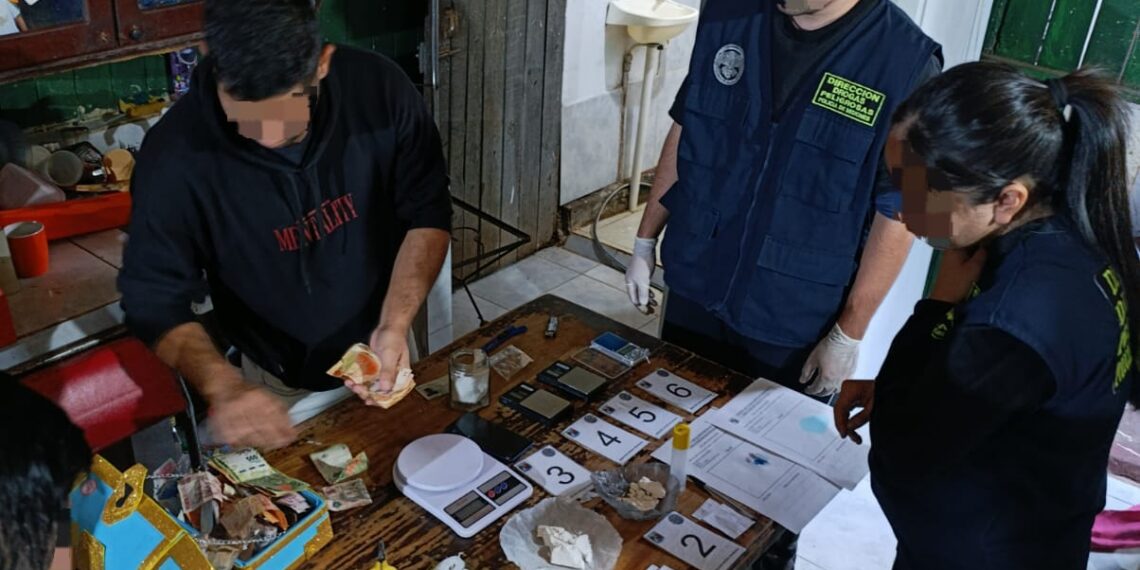 Tenía todo el kit: Un joven dealer cayó con cocaína fraccionada, una balanza y un arma tumbera en Posadas
