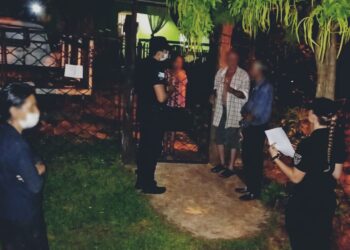 Desorientados y sin poder comunicarse, pasaron horas en la terminal hasta que la Policía los asistió y los llevó con su familia