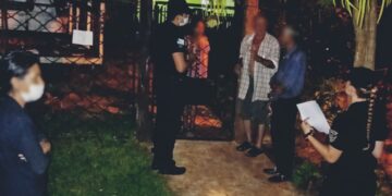 Desorientados y sin poder comunicarse, pasaron horas en la terminal hasta que la Policía los asistió y los llevó con su familia