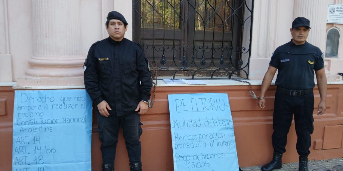 Ex policías acusados de presunta sedición se encadenaron en la Casa de Gobierno