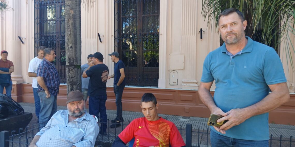 Protesta en la 9 de Julio: a los ex policías, se sumaron ahora los productores yerbateros