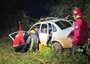 Una maniobra de sobrepaso terminó en un choque frontal con familias heridas en la Ruta 14