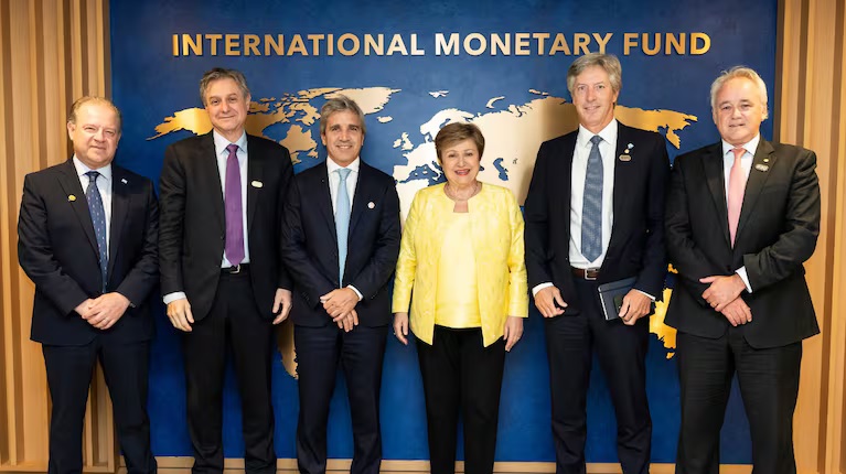 El FMI aprobó la segunda revisión del acuerdo y desembolsará US$1000 millones a la Argentina